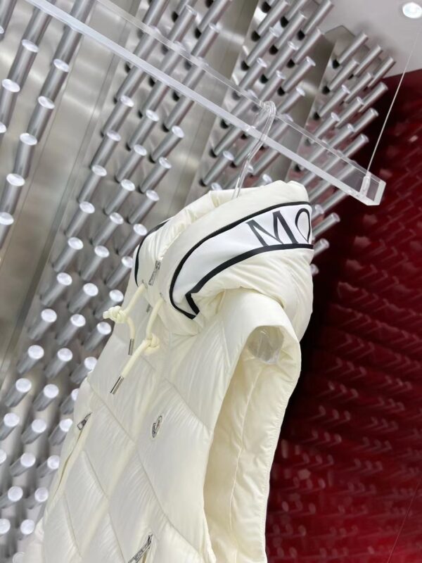 531049ab Moncler - Bodywarmer met capuchon - Wit