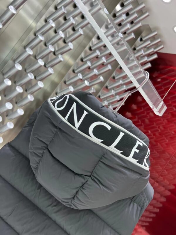 a7a59bc4 Moncler - Bodywarmer met capuchon - Zwart